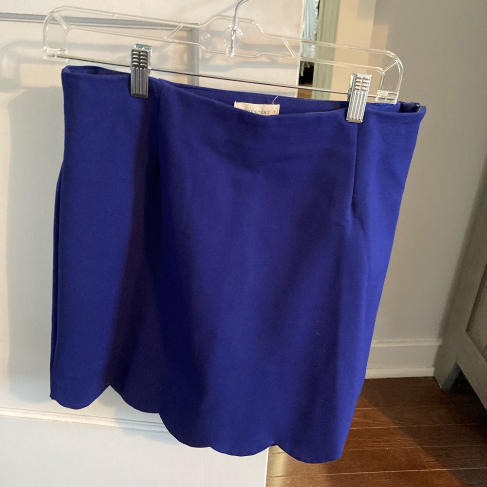 Crescent skirt size L, scalloped bottom